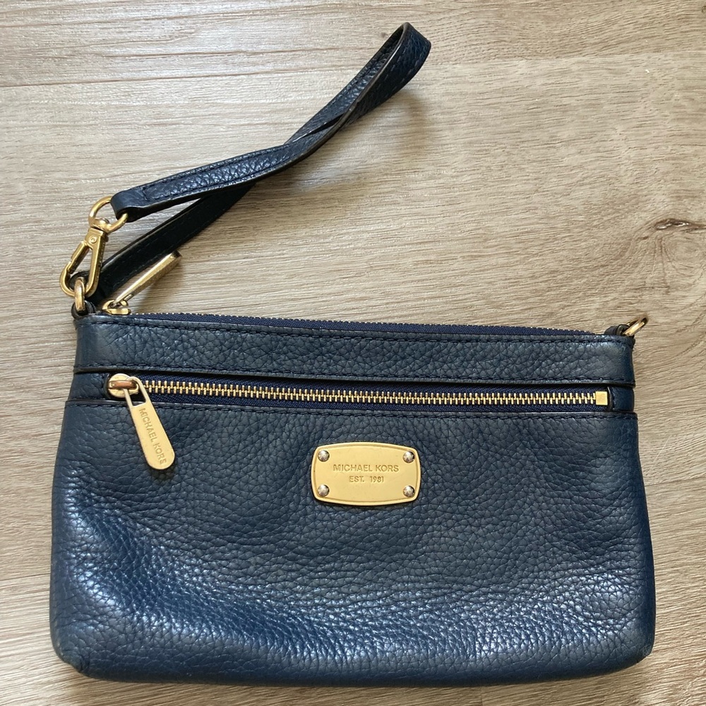 Small Michael Kors leather wristlet. Good used condition.